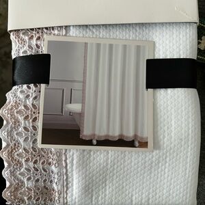 Rachel Zoe mattelasse White Shower Curtain with Pink/peach Lace Trim 72x72